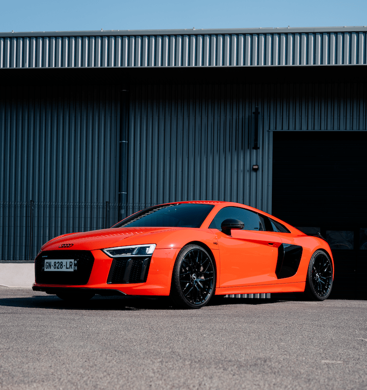 Photo d'une audi de luxe orange devant le showroom Motor's Negoce 83.